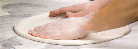 Esquema de cómo estirar la masa de pizza y sus diferentes grosores