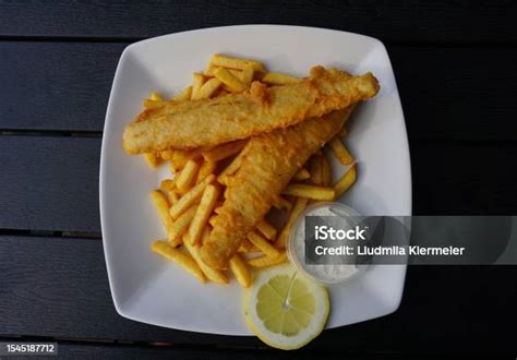 Plato de Fish and Chips servido en el mercado