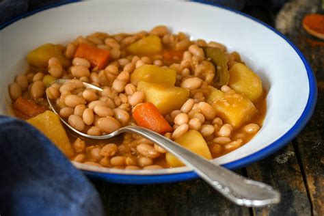 Plato de cocina tradicional con legumbres y vegetales frescos