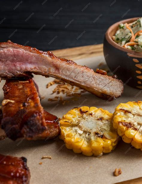 Fotografía de un plato de asado apetitoso en un ambiente rústico