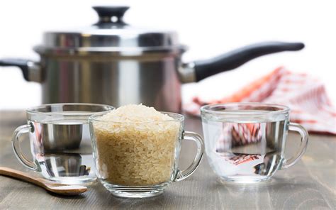 Esquema visual comparativo: las proporciones correctas de arroz y agua para obtener un grano suelto versus apelmazado.