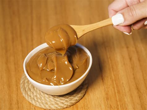 Esquema visual que muestra la textura cremosa del dulce de leche y sus aplicaciones en repostería
