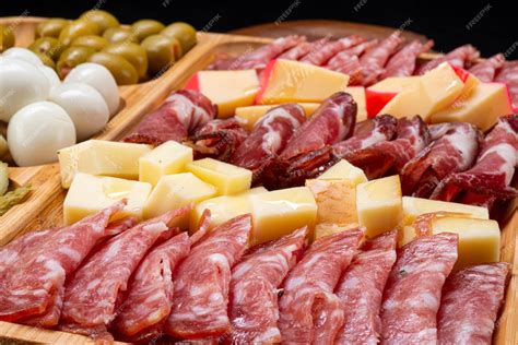 Foto de diferentes tipos de embutidos, fiambres y carnes frescas envasadas