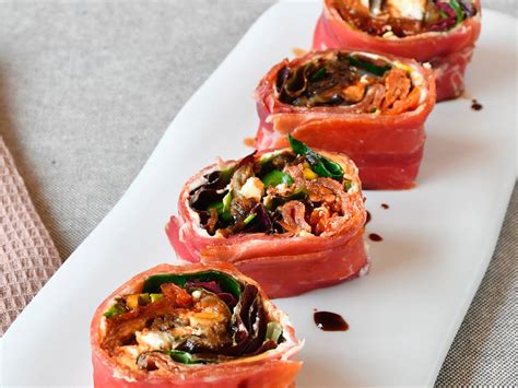 Primer plano de rollitos de jamón serrano listos para servir.