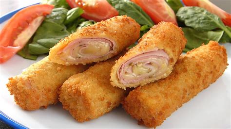 Rollitos de jamón y queso dorados y crujientes recién fritos.