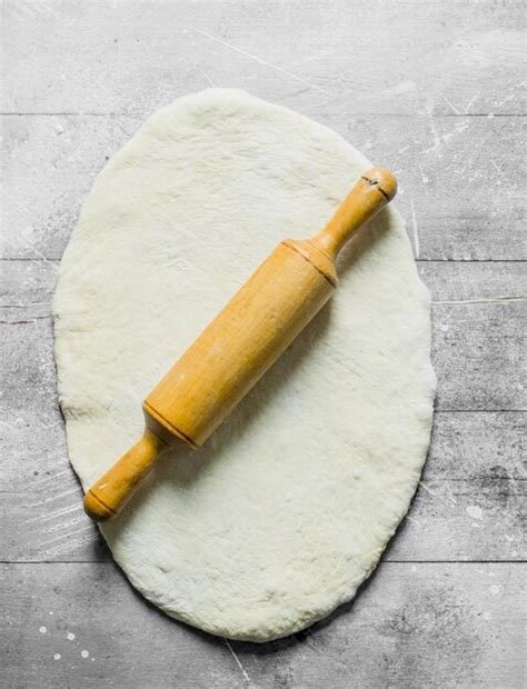 Masa de rollitos salados extendida con relleno listo para enrollar.