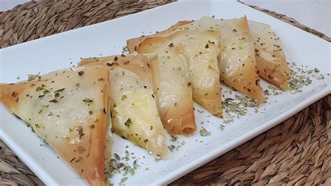 Pequeños aperitivos crujientes hechos con masa filo.
