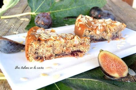 Fotografía de una tarta de higos artesanal con almendras laminadas sobre un plato de cerámica