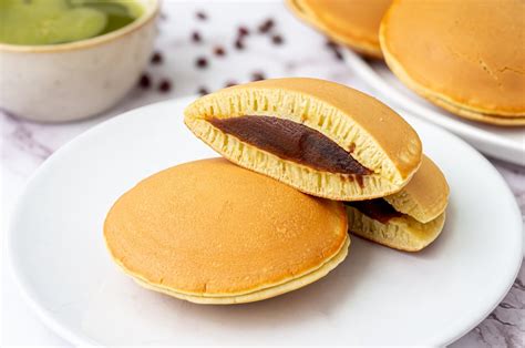 Ilustración de blinis, dorayakis, poffertjes y injera juntos