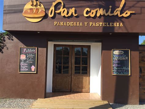 Fachada de panadería tradicional con cartel