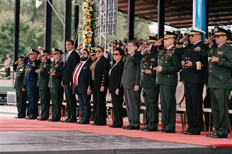 Fotografía o gráfico institucional que represente la ceremonia de reconocimiento a oficiales en retiro y la entrega de distintivos oficiales.