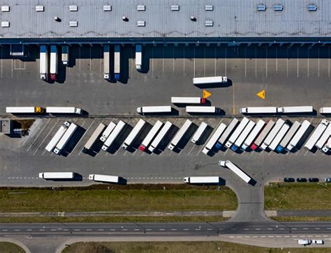 Fotografía del acceso principal y zona de descarga de camiones en el Terminal Agropecuario de Iquique