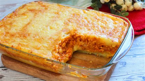 fotografía del pastel de yuca y pollo ya horneado y listo para servir