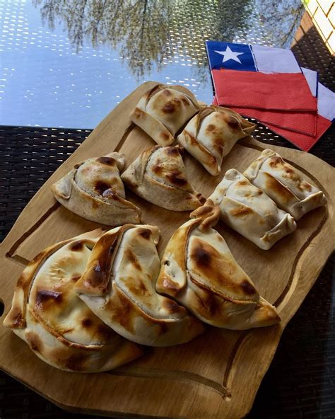 Variedad de empanadas chilenas en un local tradicional