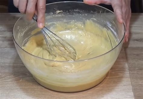 Preparación de la mezcla del bizcocho en un bol