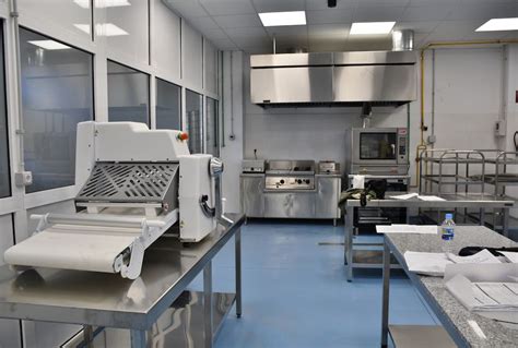 Fotografía de un taller de pastelería profesional con equipamiento moderno.