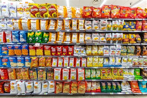 Fotografía de productos frescos y orgánicos exhibidos en una estantería comercial