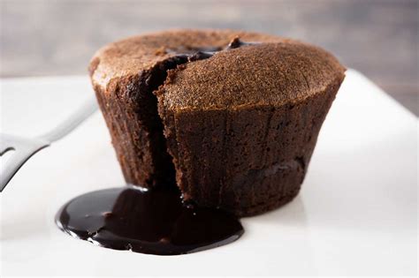 Foto de un coulant de chocolate con el centro líquido