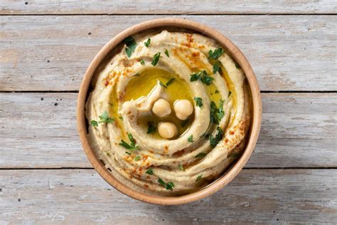 Foto de hummus decorado con pimentón, perejil y aceite de oliva