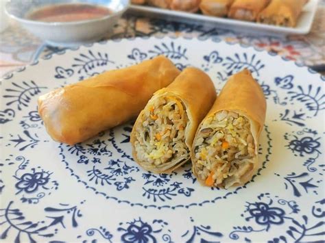 Ingredientes frescos para rollitos de primavera: carne picada, zanahoria, repollo, salsa de soja.