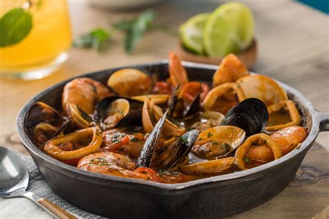 Cazuela de mariscos humeando en una cazuela de barro