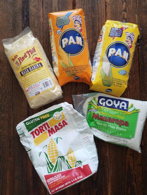 Fotografía de los ingredientes frescos para la masa de arepas: maíz peto, azúcar morena, sal y mantequilla.