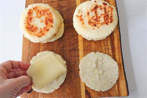 Diagrama ilustrando las tres diferentes técnicas para rellenar arepas con queso.