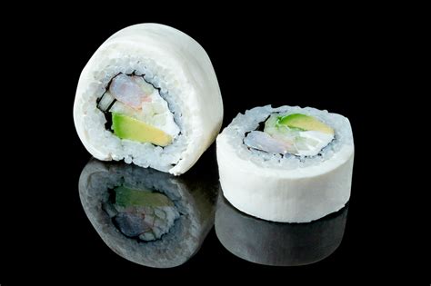 Imagen de un rollo de sushi California relleno de kanikama, aguacate y pepino.