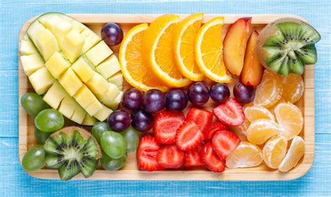 Imagen de frutas frescas cortadas (fresas, kiwi, arándanos) listas para ser colocadas sobre la crema pastelera.