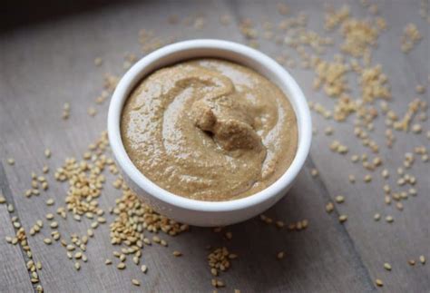 Preparación de tahini casero.