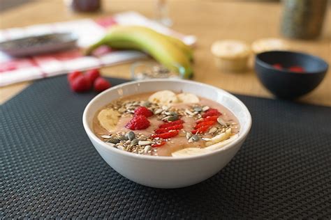 Frutas rojas y plátano en un bol, ingredientes para postre