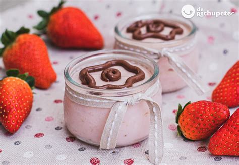 Vasitos individuales con pudin de plátano y fresas decorado