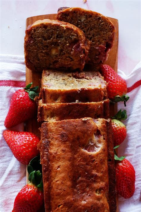 Bizcocho de plátano y fresas recién horneado