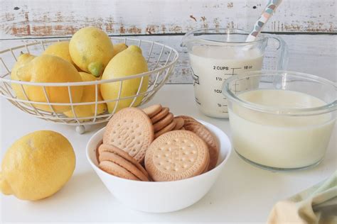 Infografía con los ingredientes clave de la Carlota de Limón: galletas María, leche condensada, leche evaporada y limones.