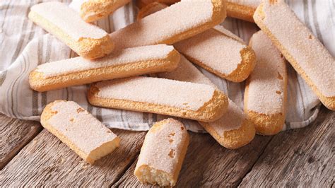 Ilustración histórica de una Charlotte Russe con paredes de bizcochos de soletilla.