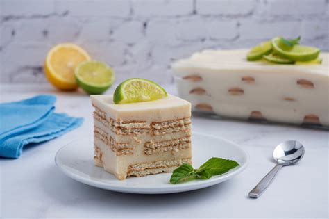 Imagen de una Carlota de Limón recién desmoldada y decorada con ralladura de limón.