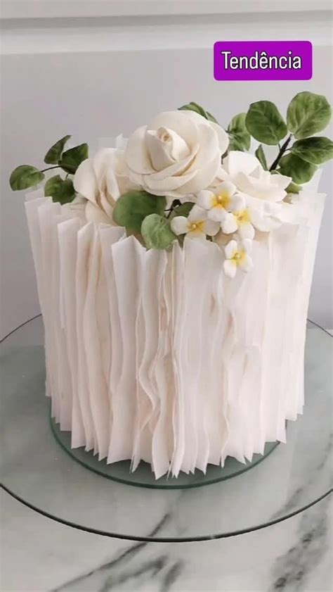 Pastel esculpido con forma de barco velero detallado con velas de papel de arroz