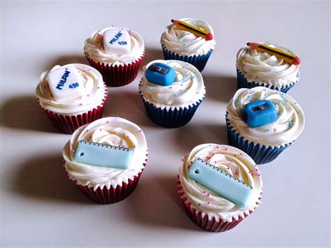 Mesa dulce con variedad de cupcakes y cakepops decorados con temática marinera