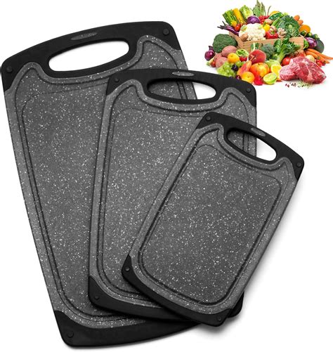 Variedad de cuchillos de cocina y tabla de cortar con vegetales