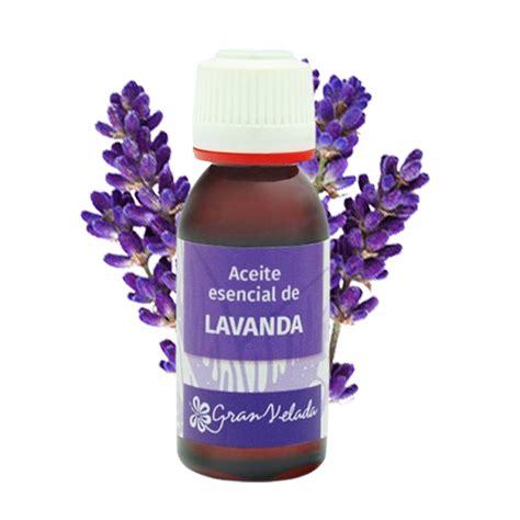 Botella de aceite esencial de lavanda junto a sales de baño de Epsom