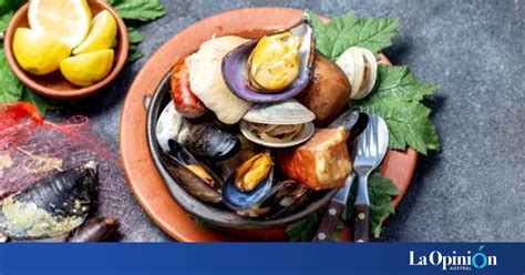 Fotografía gastronómica de un curanto tradicional servido en Rincón de Adela con mariscos y carnes