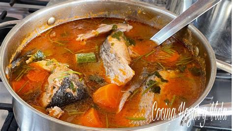 fotografía de sopa de chipichipi servida con hierbas frescas