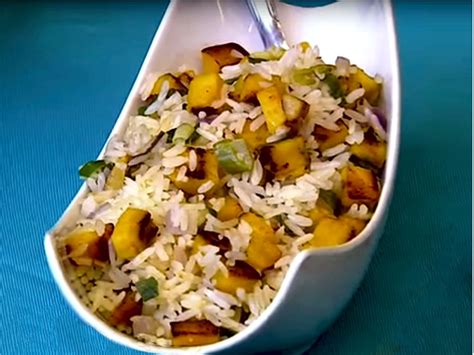 plato de arroz con chipichipi con plátano maduro
