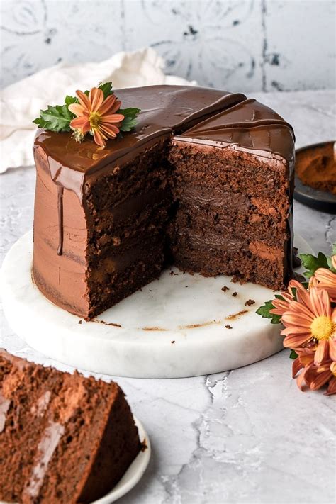 Foto de un trozo de Devil's Food Cake con ganache de chocolate, mostrando su color oscuro y textura húmeda.