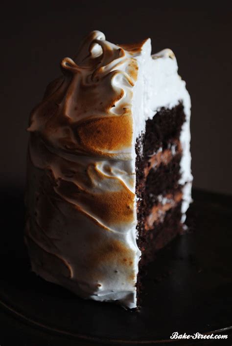 Foto de una Devil's Food Cake con un glaseado rústico.