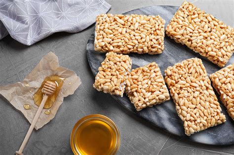 Imagen de barritas de arroz inflado caseras con una capa crujiente de chocolate sobre un fondo minimalista