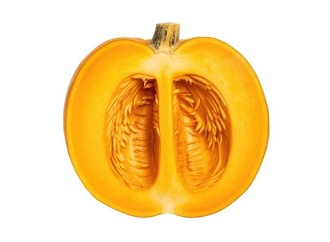 Calabaza cortada por la mitad, rociada con aceite de oliva, lista para hornear.