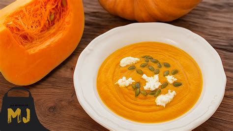 Proceso de triturado de la pulpa de calabaza asada con caldo y leche de coco para crear una crema.