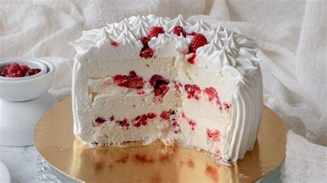 Imagen detallada de una torta helada de merengue frambuesa
