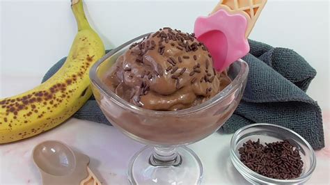 Esquema visual que muestra cómo ensamblar los plátanos y el chocolate para crear la figura del personaje de helado